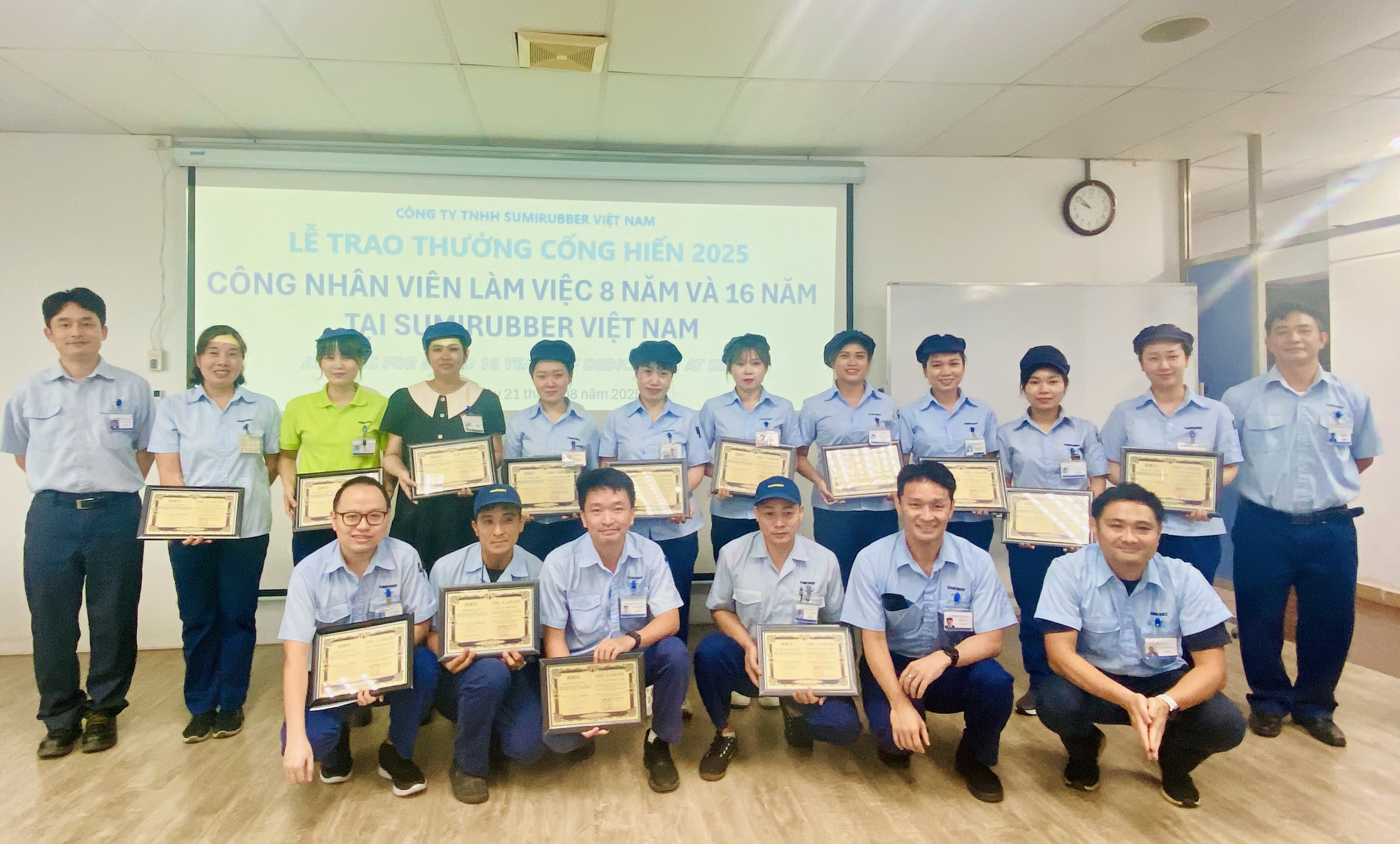 Trao tặng bằng khen cho công nhân viên cống hiến 8 năm và 16 năm